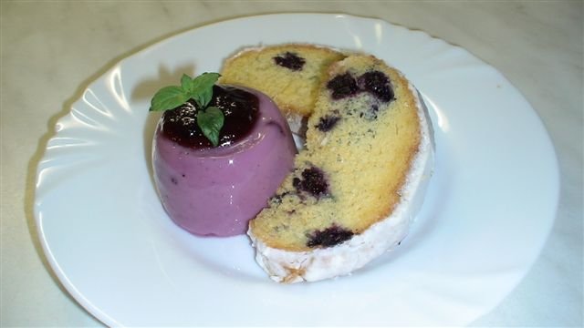 Sponge cake, blueberry yogurt with jelly