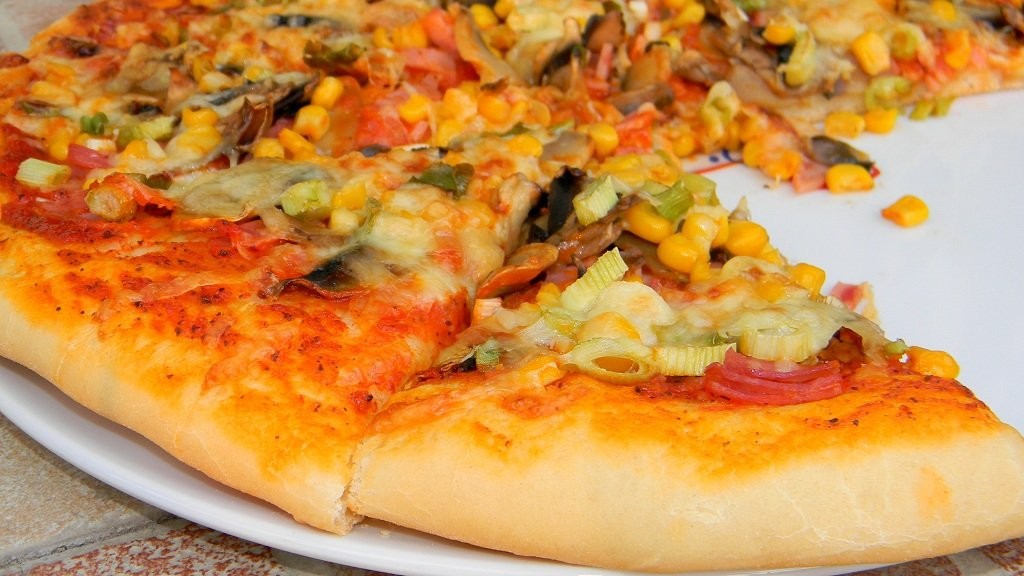 Házi sonkás-gombás-kukoricás pizza